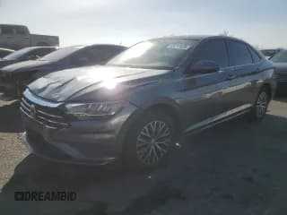 ✅ 2020 Volkswagen Jetta S • VIN: 3VWC57BU9LM083420 • Lot: 69272605. Wystawiony na Copart z przebiegiem 45 482 mil. Bezpłatny archiwum sprzedaży aukcyjnych z USA i szczegółowy raport historii pojazdu na DreamBid. Zdjęcie 1.