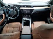 ✅ 2024 Audi Q8 e-tron Prestige • VIN: WA16ABGE3RB035664 • Lot: 56540695. Wystawiony na Copart z przebiegiem 17 586 mil. Bezpłatny archiwum sprzedaży aukcyjnych z USA i szczegółowy raport historii pojazdu na DreamBid. Zdjęcie 8.