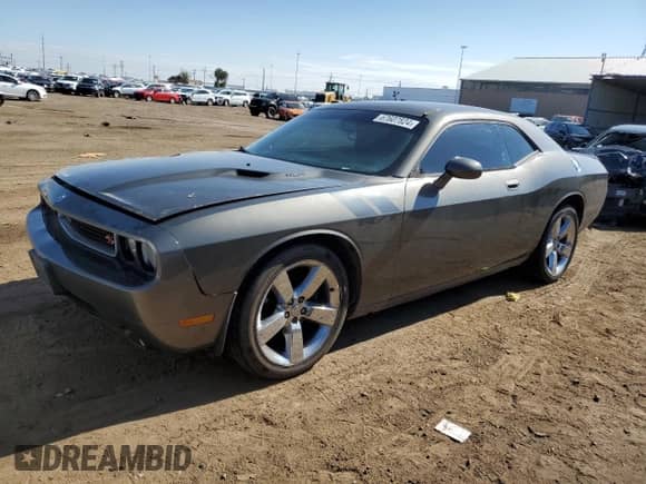 2009 Dodge Challenger R/T z VIN 2B3LJ54TX9H510622, wystawiony jako Copart lot #67607824 z przebiegiem Nie podano mil oraz Szkoda całkowita • Salvage title. Historia ofert i sprzedaży dostępna na DreamBid. Obrazek 1.