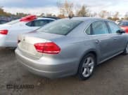 ✅ 2013 Volkswagen Passat SE • VIN: 1VWBP7A33DC130314 • Lot: 43489703. Wystawiony na IAAI z przebiegiem 113 324 mil. Bezpłatny archiwum sprzedaży aukcyjnych z USA i szczegółowy raport historii pojazdu na DreamBid. Zdjęcie 4.