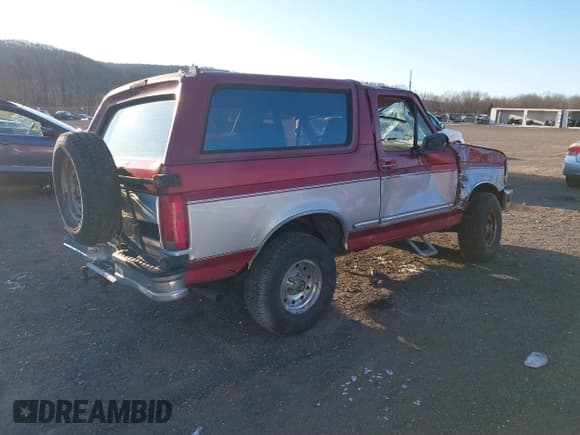 ✅ 1996 Ford Bronco XL • VIN: 1FMEU15N8TLA78223 • Lot: 41282315. Listed on IAAI with 212,299 mi. Free auction sales archive from the USA and detailed vehicle history report at DreamBid. Image 4.