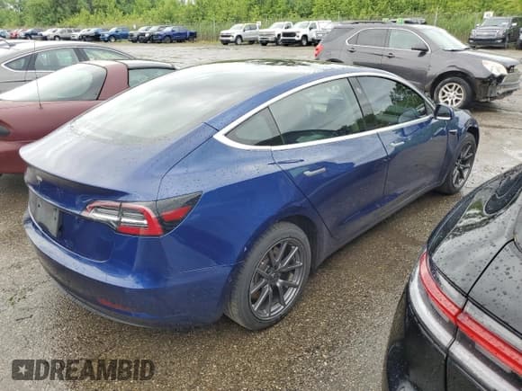 ✅ 2020 Tesla Model 3 Standard Range Plus • VIN: 5YJ3E1EA1LF657546 • Lot: 59008355. Wystawiony na Copart z przebiegiem 105 410 mil. Bezpłatny archiwum sprzedaży aukcyjnych z USA i szczegółowy raport historii pojazdu na DreamBid. Zdjęcie 3.