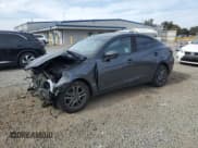 ✅ 2020 Toyota Yaris LE • VIN: 3MYDLBYVXLY712001 • Lot: 92403465. Wystawiony na Copart z przebiegiem 82 458 mil. Bezpłatny archiwum sprzedaży aukcyjnych z USA i szczegółowy raport historii pojazdu na DreamBid. Zdjęcie 1.