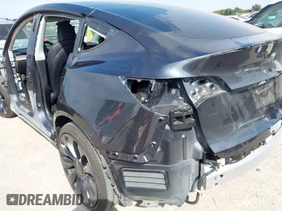 ✅ 2024 Tesla Model Y Performance • VIN: 7SAYGDEF8RA291235 • Lot: 43464100. Wystawiony na IAAI z przebiegiem 7 368 mil. Bezpłatny archiwum sprzedaży aukcyjnych z USA i szczegółowy raport historii pojazdu na DreamBid. Zdjęcie 19.