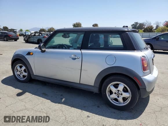 ✅ 2008 MINI Hardtop • VIN: WMWMF33528TT60211 • Лот: 55355705. Опубликован ранее на Copart с пробегом 112 027 миль. Бесплатный доступ к архиву аукционных продаж из США и подробный отчёт об истории автомобиля на DreamBid. Изображение 2.