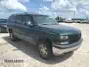 2001 Chevrolet Suburban LS z VIN 3GNEC16TX1G199311, wystawiony jako Copart lot #59264024 z przebiegiem 277 997 mil mil oraz Czysty tytuł • Clean title. Historia ofert i sprzedaży dostępna na DreamBid. Obrazek 4.