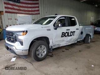 ✅ 2025 Chevrolet Silverado 1500 • VIN: 1GCRKAED4SZ206620 • Лот: 61067185. Опубликован ранее на Copart с пробегом 3 985 миль. Бесплатный доступ к архиву аукционных продаж из США и подробный отчёт об истории автомобиля на DreamBid. Изображение 1.