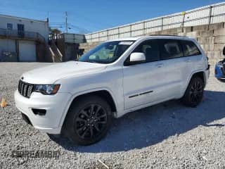 2020 Jeep Grand Cherokee Altitude z VIN 1C4RJFAG8LC222128, wystawiony jako Copart lot #87062915 z przebiegiem 114 000 mil mil oraz Szkoda całkowita • Salvage title. Historia ofert i sprzedaży dostępna na DreamBid. Obrazek 1.