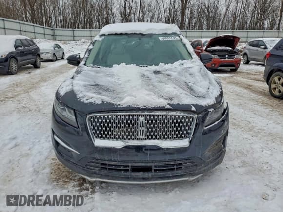 ✅ 2019 Lincoln MKC Standard • VIN: 5LMCJ1D98KUL37318 • Lot: 95535525. Wystawiony na Copart z przebiegiem 44 647 mil. Bezpłatny archiwum sprzedaży aukcyjnych z USA i szczegółowy raport historii pojazdu na DreamBid. Zdjęcie 5.