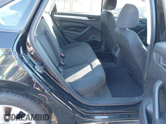 ✅ 2012 Volkswagen Passat S • VIN: 1VWAP7A33CC016291 • Lot: 41394584. Wystawiony na IAAI z przebiegiem 245 988 mil. Bezpłatny archiwum sprzedaży aukcyjnych z USA i szczegółowy raport historii pojazdu na DreamBid. Zdjęcie 8.