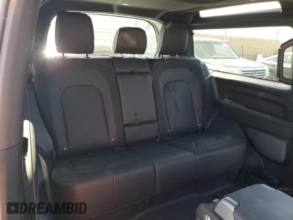 ✅ 2024 Land Rover Defender X-Dynamic SE • VIN: SALE26EU4R2264444 • Lot: 61845065. Wystawiony na Copart z przebiegiem 10 047 mil. Bezpłatny archiwum sprzedaży aukcyjnych z USA i szczegółowy raport historii pojazdu na DreamBid. Zdjęcie 11.