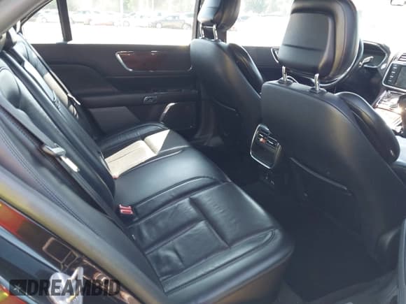 ✅ 2019 Lincoln Continental Select • VIN: 1LN6L9SK0K5609739 • Lot: 42268768. Wystawiony na IAAI z przebiegiem 150 786 mil. Bezpłatny archiwum sprzedaży aukcyjnych z USA i szczegółowy raport historii pojazdu na DreamBid. Zdjęcie 8.