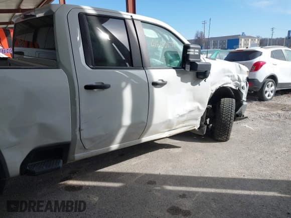 ✅ 2022 Chevrolet Silverado 2500HD Work Truck • VIN: 1GC2YLE73NF218219 • Lot: 41660179. Wystawiony na IAAI z przebiegiem 132 538 mil. Bezpłatny archiwum sprzedaży aukcyjnych z USA i szczegółowy raport historii pojazdu na DreamBid. Zdjęcie 6.