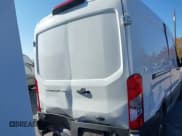 ✅ 2023 Ford Transit Cargo • VIN: 1FTBR1C8XPKB13829 • Lot: 43641950. Wystawiony na IAAI z przebiegiem 29 808 mil. Bezpłatny archiwum sprzedaży aukcyjnych z USA i szczegółowy raport historii pojazdu na DreamBid. Zdjęcie 16.