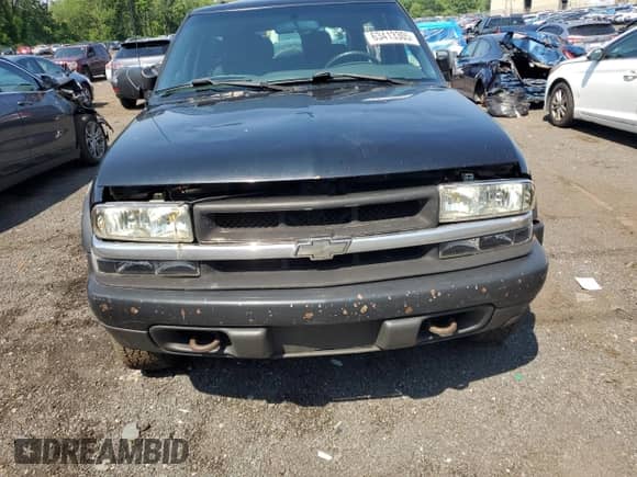 2003 Chevrolet Blazer LS z VIN 1GNCT18XX3K171656, wystawiony jako Copart lot #68950285 z przebiegiem 530 330 mil mil oraz Nie do naprawy • Non repairable. Historia ofert i sprzedaży dostępna na DreamBid. Obrazek 5.