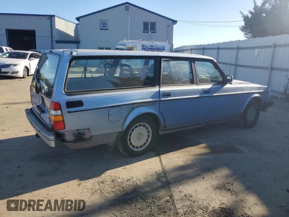 ✅ 1991 Volvo 200 • VIN: YV1AA8859M1888208 • Lot: 79519224. Listed on Copart with 235,300 mi. Free auction sales archive from the USA and detailed vehicle history report at DreamBid. Image 3.