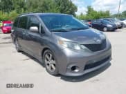 ✅ 2014 Toyota Sienna SE • VIN: 5TDXK3DC8ES443113 • Lot: 42735795. Wystawiony na IAAI z przebiegiem 235 269 mil. Bezpłatny archiwum sprzedaży aukcyjnych z USA i szczegółowy raport historii pojazdu na DreamBid. Zdjęcie 1.