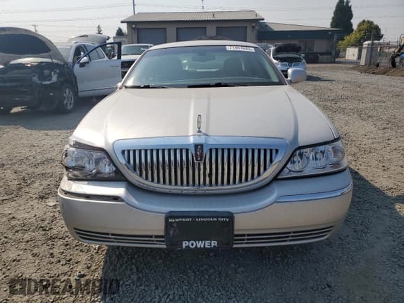 ✅ 2005 Lincoln Town Car Signature Limited • VIN: 1LNHM82W15Y634929 • Lot: 71467645. Listed on Copart with 224,582 mi. Free auction sales archive from the USA and detailed vehicle history report at DreamBid. Image 5.