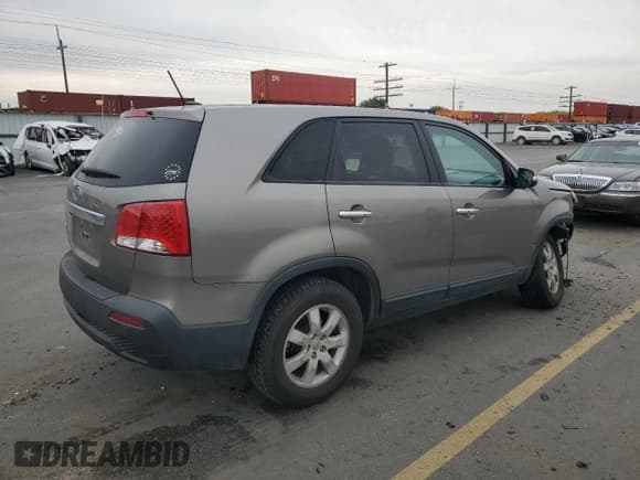 ✅ 2013 Kia Sorento LX • VIN: 5XYKT3A12DG409853 • Lot: 90132725. Wystawiony na Copart z przebiegiem Nie podano. Bezpłatny archiwum sprzedaży aukcyjnych z USA i szczegółowy raport historii pojazdu na DreamBid. Zdjęcie 3.