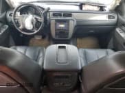 ✅ 2013 Chevrolet Suburban LT • VIN: 1GNSKJE75DR156736 • Lot: 79581474. Wystawiony na Copart z przebiegiem 77 578 mil. Bezpłatny archiwum sprzedaży aukcyjnych z USA i szczegółowy raport historii pojazdu na DreamBid. Zdjęcie 8.