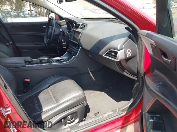 ✅ 2017 Jaguar XE 25t Prestige • VIN: SAJAE4BG6HA947400 • Lot: 41697309. Wystawiony na IAAI z przebiegiem 112 862 mil. Bezpłatny archiwum sprzedaży aukcyjnych z USA i szczegółowy raport historii pojazdu na DreamBid. Zdjęcie 5.