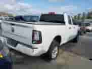 2018 Ram 1500 Tradesman z VIN 1C6RR6FG3JS325422, wystawiony jako IAAI lot #41674052 z przebiegiem 136 502 mil mil oraz . Historia ofert i sprzedaży dostępna na DreamBid. Obrazek 4.