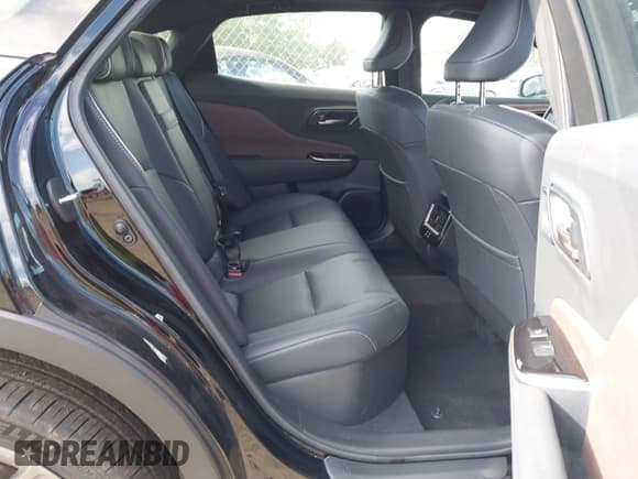 ✅ 2024 Toyota Crown Limited • VIN: JTDAAAAF4R3018961 • Lot: 43291880. Wystawiony na IAAI z przebiegiem 14 876 mil. Bezpłatny archiwum sprzedaży aukcyjnych z USA i szczegółowy raport historii pojazdu na DreamBid. Zdjęcie 8.