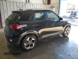 ✅ 2025 Hyundai Venue SEL • VIN: KMHRC8A35SU354013 • Лот: 91223075. Опубликован ранее на Copart с пробегом 18 632 миль. Бесплатный доступ к архиву аукционных продаж из США и подробный отчёт об истории автомобиля на DreamBid. Изображение 3.