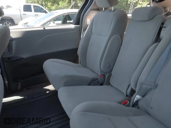 ✅ 2020 Toyota Sienna LE Auto Access Seat • VIN: 5TDKZ3DC3LS053328 • Lot: 42184135. Listed on IAAI with 65,300 mi. Free auction sales archive from the USA and detailed vehicle history report at DreamBid. Image 8.