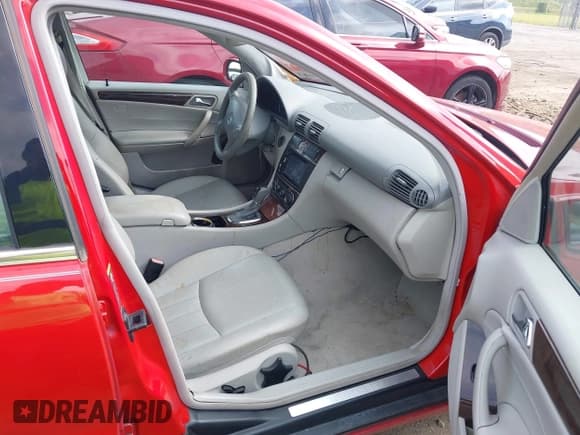 ✅ 2005 Mercedes-Benz C 240 • VIN: WDBRF81J35F571898 • Lot: 42677515. Listed on IAAI with 134,599 mi. Free auction sales archive from the USA and detailed vehicle history report at DreamBid. Image 5.