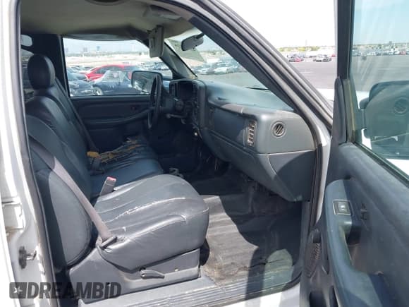 ✅ 2001 Chevrolet Silverado 2500HD LS • VIN: 1GCHC23GX1F202504 • Lot: 42361816. Wystawiony na IAAI z przebiegiem Nie podano. Bezpłatny archiwum sprzedaży aukcyjnych z USA i szczegółowy raport historii pojazdu na DreamBid. Zdjęcie 5.