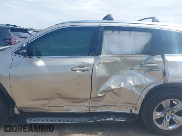 ✅ 2015 Toyota Highlander Limited • VIN: 5TDDKRFH7FS164333 • Lot: 42902690. Listed on IAAI with 37,602 mi. Free auction sales archive from the USA and detailed vehicle history report at DreamBid. Image 14.