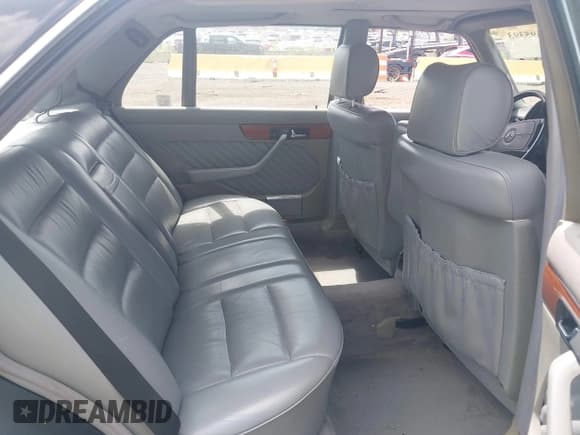 ✅ 1991 Mercedes-Benz 420 SEL • VIN: WDBCA35E2MA602770 • Lot: 42695393. Wystawiony na IAAI z przebiegiem 151 973 mil. Bezpłatny archiwum sprzedaży aukcyjnych z USA i szczegółowy raport historii pojazdu na DreamBid. Zdjęcie 8.