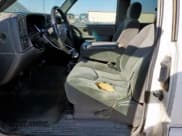 ✅ 2003 Chevrolet Silverado 2500HD LS • VIN: 1GCHK29U63E102926 • Lot: 92466165. Wystawiony na Copart z przebiegiem 165 955 mil. Bezpłatny archiwum sprzedaży aukcyjnych z USA i szczegółowy raport historii pojazdu na DreamBid. Zdjęcie 7.