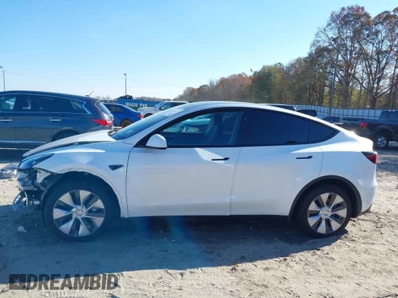 ✅ 2023 Tesla Model Y Long Range • VIN: 7SAYGAEE1PF828338 • Lot: 40978725. Wystawiony na IAAI z przebiegiem Nie podano. Bezpłatny archiwum sprzedaży aukcyjnych z USA i szczegółowy raport historii pojazdu na DreamBid. Zdjęcie 15.