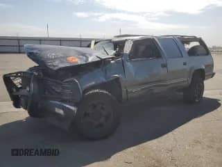 1999 Chevrolet Suburban z VIN 3GNFK16R3XG168695, wystawiony jako Copart lot #71015555 z przebiegiem 166 386 mil mil oraz Szkoda całkowita • Salvage title. Historia ofert i sprzedaży dostępna na DreamBid. Obrazek 1.