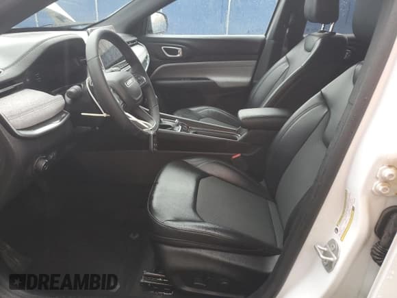 ✅ 2023 Jeep Compass Altitude • VIN: 3C4NJDBN6PT553753 • Lot: 90745885. Wystawiony na Copart z przebiegiem 9 326 mil. Bezpłatny archiwum sprzedaży aukcyjnych z USA i szczegółowy raport historii pojazdu na DreamBid. Zdjęcie 7.