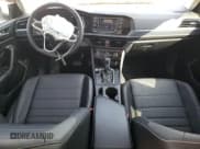 ✅ 2022 Volkswagen Jetta SE • VIN: 3VW7M7BU6NM022792 • Lot: 69452025. Wystawiony na Copart z przebiegiem 60 206 mil. Bezpłatny archiwum sprzedaży aukcyjnych z USA i szczegółowy raport historii pojazdu na DreamBid. Zdjęcie 8.