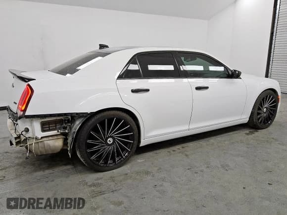 ✅ 2018 Chrysler 300 Touring • VIN: 2C3CCAAG5JH151570 • Lot: 80820145. Listed on Copart with 100,099 mi. Free auction sales archive from the USA and detailed vehicle history report at DreamBid. Image 3.