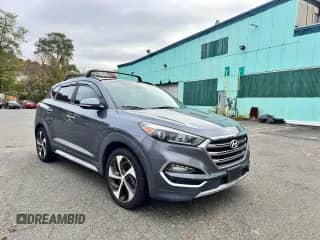 2018 Hyundai Tucson Limited z VIN KM8J3CA28JU759238, wystawiony jako Copart lot #90866375 z przebiegiem 144 901 mil mil oraz Czysty tytuł • Clean title. Historia ofert i sprzedaży dostępna na DreamBid. Obrazek 1.