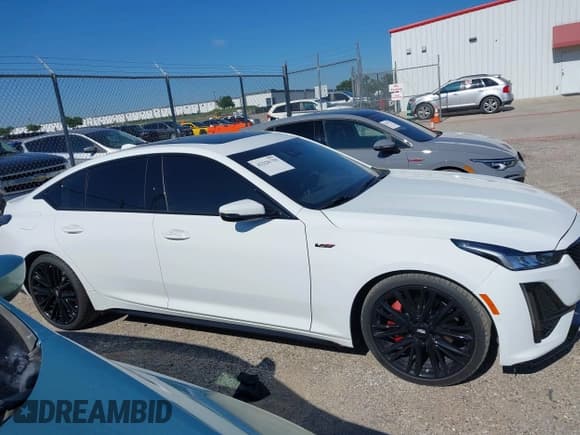 ✅ 2023 Cadillac CT5-V • VIN: 1G6DR5RW1P0121886 • Lot: 42226750. Wystawiony na IAAI z przebiegiem 14 135 mil. Bezpłatny archiwum sprzedaży aukcyjnych z USA i szczegółowy raport historii pojazdu na DreamBid. Zdjęcie 13.