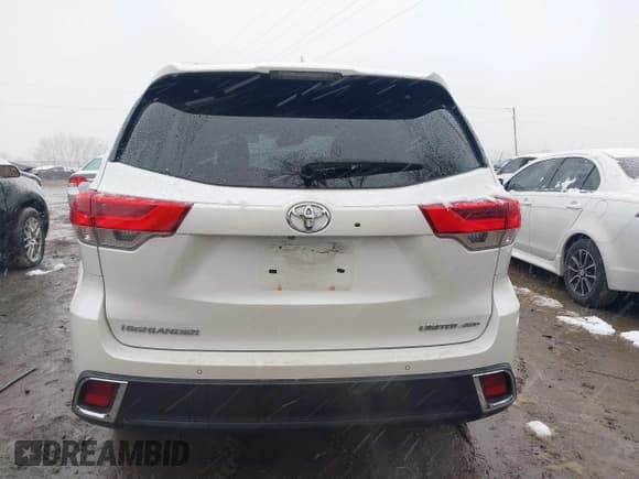 ✅ 2018 Toyota Highlander Limited • VIN: 5TDDZRFH6JS851503 • Lot: 40911739. Wystawiony na IAAI z przebiegiem 147 982 mil. Bezpłatny archiwum sprzedaży aukcyjnych z USA i szczegółowy raport historii pojazdu na DreamBid. Zdjęcie 16.