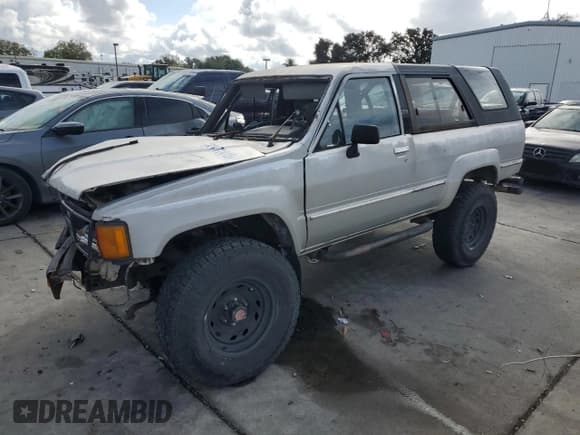 ✅ 1987 Toyota 4Runner • VIN: JT4RN62D0H0159821 • Lot: 82472415. Wystawiony na Copart z przebiegiem 273 810 mil. Bezpłatny archiwum sprzedaży aukcyjnych z USA i szczegółowy raport historii pojazdu na DreamBid. Zdjęcie 1.