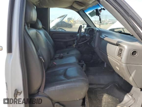 2004 Chevrolet Silverado 1500 LS z VIN 1GCEC14TX4E211982, wystawiony jako Copart lot #65004125 z przebiegiem 131 121 mil mil oraz Szkoda całkowita • Salvage title. Historia ofert i sprzedaży dostępna na DreamBid. Obrazek 10.