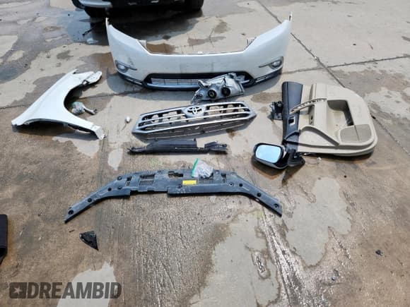 ✅ 2011 Toyota Highlander • VIN: 5TDZK3EH3BS036685 • Лот: 69998245. Опубликован ранее на Copart с пробегом 94 127 миль. Бесплатный доступ к архиву аукционных продаж из США и подробный отчёт об истории автомобиля на DreamBid. Изображение 13.