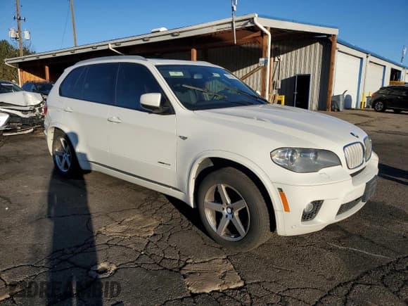 ✅ 2013 BMW X5 xDrive50i • VIN: 5UXZV8C5XDL899340 • Лот: 85399845. Опубликован ранее на Copart с пробегом 175 095 миль. Бесплатный доступ к архиву аукционных продаж из США и подробный отчёт об истории автомобиля на DreamBid. Изображение 4.