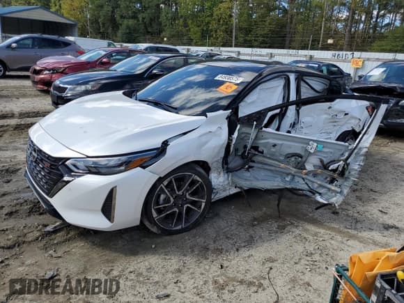 ✅ 2025 Nissan Sentra SR • VIN: 3N1AB8DVXSY210698 • Лот: 84938575. Опубликован ранее на Copart с пробегом 9 340 миль. Бесплатный доступ к архиву аукционных продаж из США и подробный отчёт об истории автомобиля на DreamBid. Изображение 1.