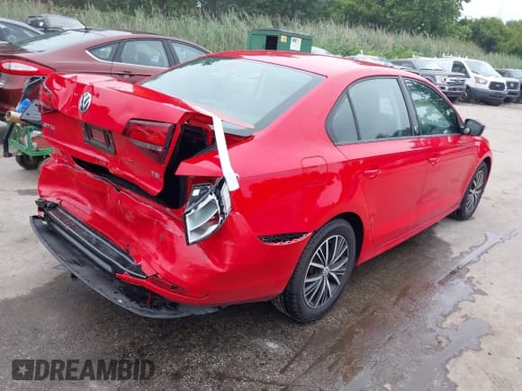 ✅ 2018 Volkswagen Jetta SE • VIN: 3VWB67AJ6JM238681 • Лот: 43020428. Опубликован ранее на IAAI с пробегом 64 689 миль. Бесплатный доступ к архиву аукционных продаж из США и подробный отчёт об истории автомобиля на DreamBid. Изображение 4.