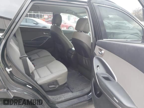 ✅ 2017 Hyundai Santa Fe SE • VIN: KM8SMDHF2HU236582 • Lot: 43593810. Wystawiony na IAAI z przebiegiem 193 175 mil. Bezpłatny archiwum sprzedaży aukcyjnych z USA i szczegółowy raport historii pojazdu na DreamBid. Zdjęcie 8.