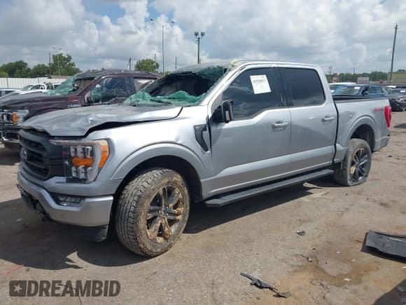 ✅ 2023 Ford F-150 Lariat • VIN: 1FTFW1E81PFA39507 • Lot: 43295013. Wystawiony na IAAI z przebiegiem Nie podano. Bezpłatny archiwum sprzedaży aukcyjnych z USA i szczegółowy raport historii pojazdu na DreamBid. Zdjęcie 16.